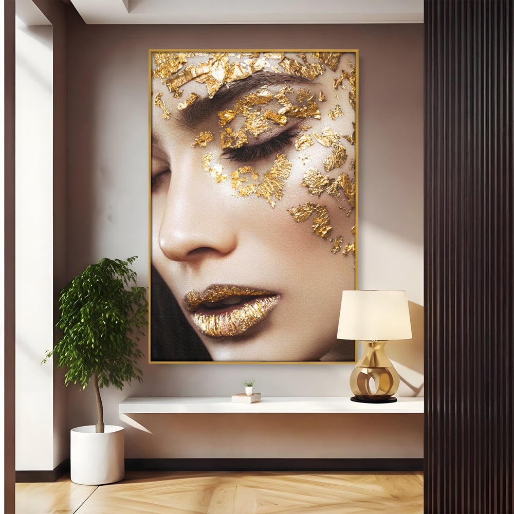 Tablou canvas cu portret feminin cu aplicatii aurii, in rama de aluminiu auriu